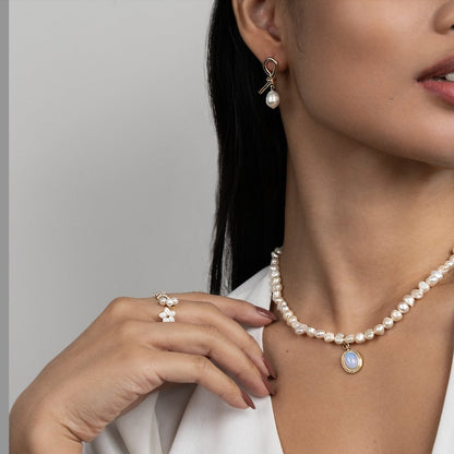 Verflochtene Gold- und Süßwasserperlen-Ohrringe